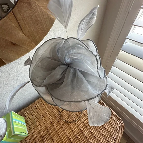 Elegant Silver Floral Fascinator NWOT - Picture 2 of 5